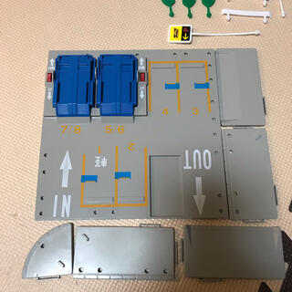 トミカ トミカタウン 立体パーキング タイムズの通販 '｜ラクマ